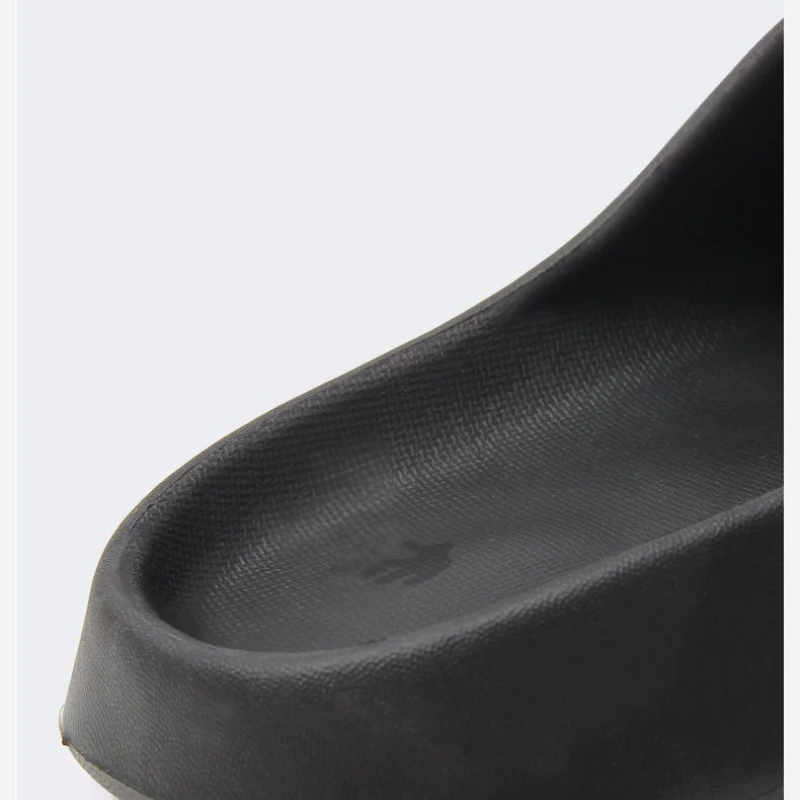 Chaussons en caoutchouc pour homme au design moderne 1