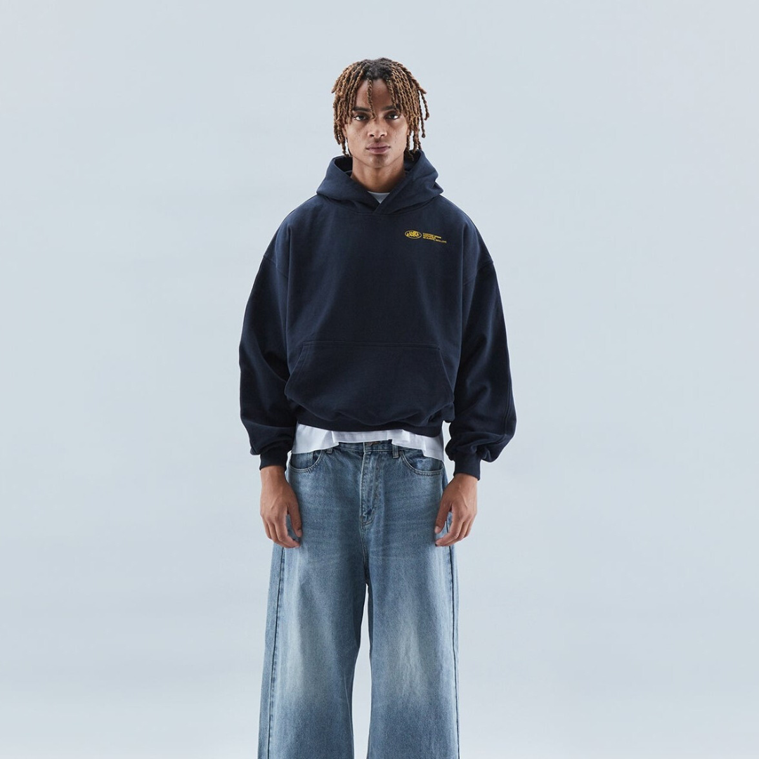 Hoodie classique unisexe en coton avec design minimaliste 2